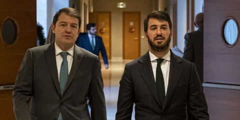 El vicepresidente de la Junta, Juan García-Gallardo (d), y el presidente de la Junta de Castilla y León, Alfonso Fernández Mañueco (i), llegan a la sesión de la votación de las enmiendas del PSOE a la Ley de medidas, en la sede de Las Cortes, a 23 El vicepresidente de la Junta, Juan García-Gallardo (d), y el presidente de la Junta de Castilla y León, Alfonso Fernández Mañueco (i), llegan a la sesión de la votación de las enmiendas del PSOE a la Ley de medidas, en la sede de Las Cortes, a 23