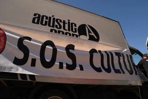 Un camión porta una pancarata donde se lee "S.O.S. cultura".- EUROPA PRESS Un camión porta una pancarata donde se lee "S.O.S. cultura".- EUROPA PRESS