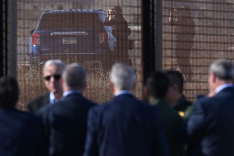  El presidente Joe Biden visita la frontera entre Estados Unidos y México en El Paso, Texas, el 8 de enero de 2023. JIM WATSON / AFP
