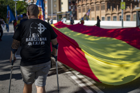  Uno de los participantes durante una manifestación neonazi para celebrar el día de la Hispanidad, a 12 de octubre de 2022, en Barcelona, Catalunya (España).- EUROPA PRESS