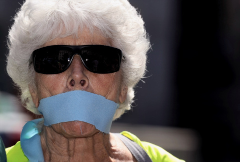 Una mujer con una banda en la boca que simula su silencio durante una concentración contra la ley MordazaEduardo Parra / Europa Press Una mujer con una banda en la boca que simula su silencio durante una concentración contra la ley MordazaEduardo Parra / Europa Press