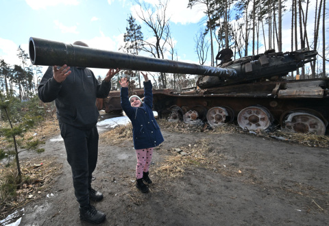 Un hombre y su hija juegan junto a un tanque destruido en la aldea de Dmytrivka, cerca de Kiev, el 6 de marzo de 2023. Serguéi SUPINSKY / AFP Un hombre y su hija juegan junto a un tanque destruido en la aldea de Dmytrivka, cerca de Kiev, el 6 de marzo de 2023. Serguéi SUPINSKY / AFP