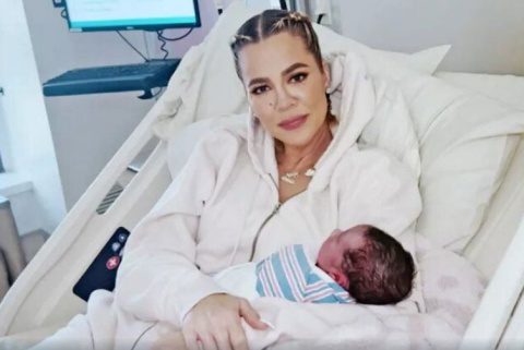  Khloé Kardashian simulando haber dado a luz al bebé que tuvo por vientre de alquiler.