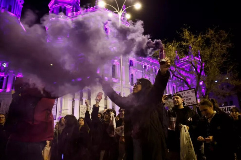 Manifestantes participan en la marcha organizada por la Comisión 8M con motivo del Día de la Mujer, en Cibeles (Madrid). Foto: Juan Medina / Reuters Manifestantes participan en la marcha organizada por la Comisión 8M con motivo del Día de la Mujer, en Cibeles (Madrid). Foto: Juan Medina / Reuters