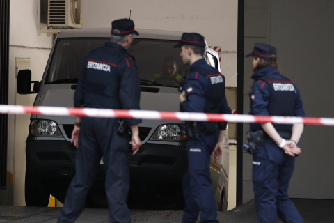 Empleados de los servicios fúnebres y miembros de la Ertzaintza en el apartahotel de Vitoria en el se que investiga la muerte de una mujer, cuyo cadáver ha sido localizado este domingo con indicios de violencia. EFE/ David Aguilar Empleados de los servicios fúnebres y miembros de la Ertzaintza en el apartahotel de Vitoria en el se que investiga la muerte de una mujer, cuyo cadáver ha sido localizado este domingo con indicios de violencia. EFE/ David Aguilar