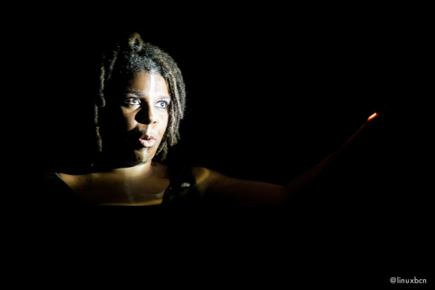 Silvia Albert representando "No es país para negras". Foto: Linuxbcn. Silvia Albert representando "No es país para negras". Foto: Linuxbcn.