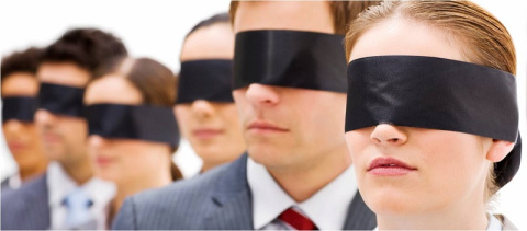 Personas con ojos vendados