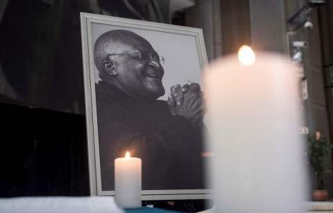 Una vela encendida delante de una fotografía del difunto arzobispo emérito Desmond Tutu en el centro civil de Ciudad del Cabo, Sudáfrica. EFE/ Str