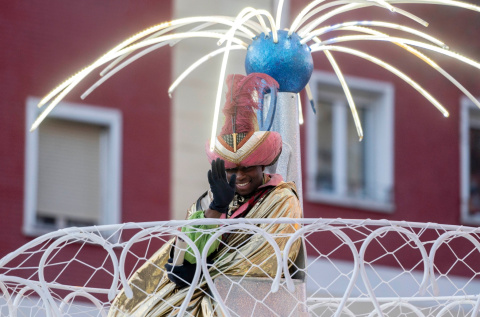  Un Rey saluda en la Cabalgata de Reyes 2022 del distrito de Chamartín, a 3 de enero de 2022, en Madrid (España).- Alberto Ortega / Europa Press