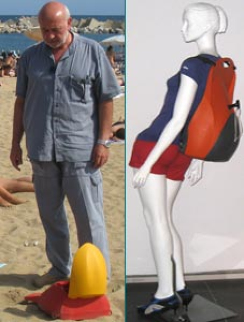 El inventor y un maniquí llevando la mochila a la espalda.
