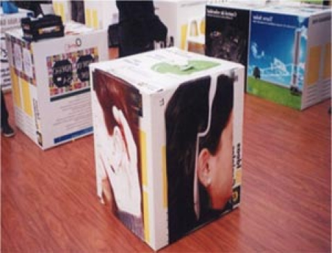 Stand de OirPlus en una feria de inventos.