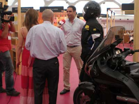 Francisco Javier Lobato muestra su invento a los medios de comunicación luz-4