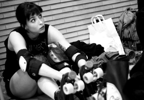 Una de las gatas de Roller Derby se prepara para el entrenamiento.- CHRISTIAN GONZÁLEZ gatas2