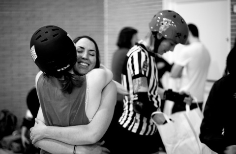 Almudena, expatriada en Londres, se abraza con una de sus compañeras de Roller Derby Madrid.- CHRISTIAN GONZÁLEZ gatas3