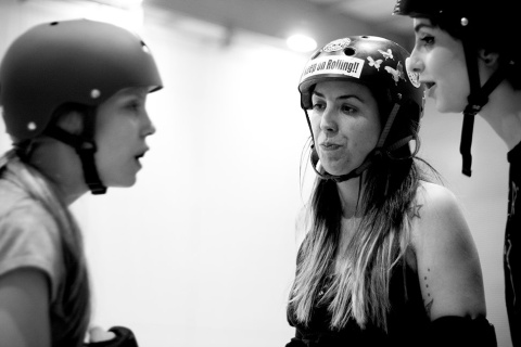 Tres 'gatas' comparten una charla durante el entrenamiento.- CHRISTIAN GONZÁLEZ gatas15