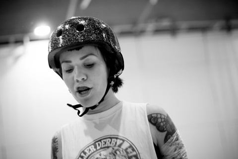 Una de las integrantes de equipo de Roller Derby Madrid toma aire durante un breve descanso entre los ejercicios.- CHRISTIAN GONZÁLEZ Una de las integrantes de equipo de Roller Derby Madrid toma aire durante un breve descanso entre los ejercicios.- CHRISTIAN GONZÁLEZ