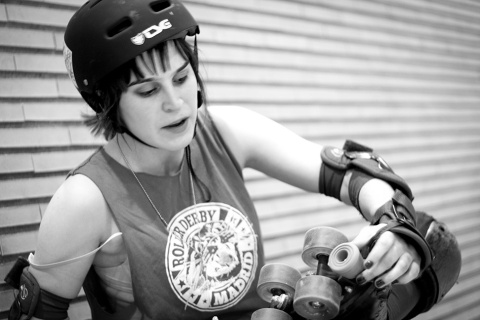 Almudena (AKA Rude Driver) repara uno de sus patines.- CHRISTIAN GONZÁLEZ gatas25