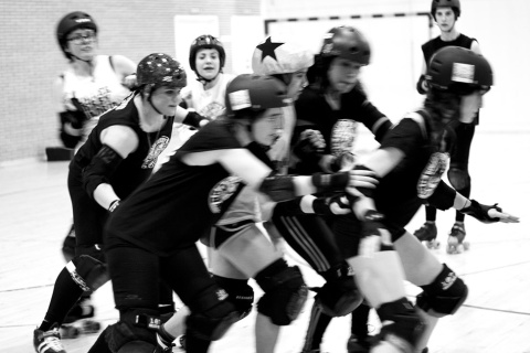 En el Roller, un deporte muy físico, las caídas son habituales debido al contacto físico entre las jugadoras.- CHRISTIAN GONZÁLEZ En el Roller, un deporte muy físico, las caídas son habituales debido al contacto físico entre las jugadoras.- CHRISTIAN GONZÁLEZ