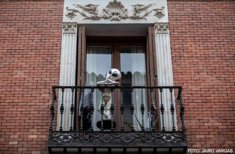 Alien de balcón durante la pandemia de coronavirus en Madrid. / JAIRO VARGAS