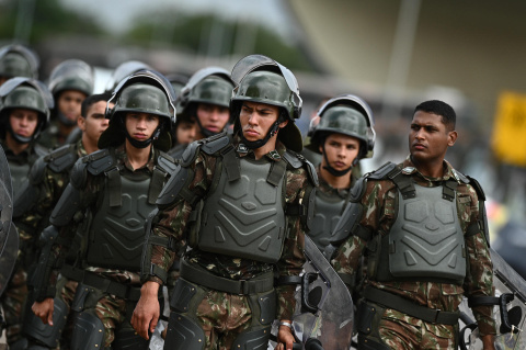  Oficiales del Ejército montan guardia frente a un campamento de simpatizantes del expresidente Jair Bolsonaro frente al Cuartel General del Ejército, hoy, en Brasília (Brasil).- EFE