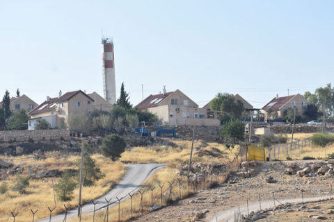  Asentamiento de colonos israelitas colindante con el pueblo palestino de Umm Al Khair, al sur de Hebrón.