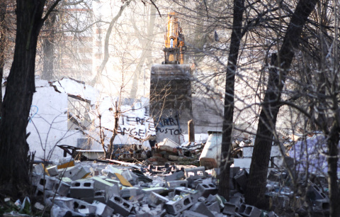 La excavadora echa abajo la última casa del poblado. - JAIRO VARGAS
