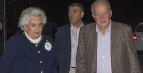 El rey emérito, Juan Carlos I, y su hermana, la infanta Pilar, en una foto del pasado noviembre en el rastrillo de Nuevo Futuro. E.P