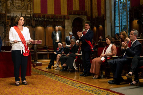 Ada Colau, con el bastón de mando tras haber sido reelegida alcaldesa de Barcelona, es apaludida por el candidato de JxCat, Joaquim Forn (d) y el candidato de Barcelona pel Canvi-Cs Manuel Valls (3d). EFE/Quique Garcia