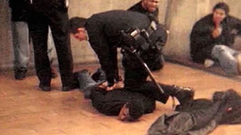  Imagen tomada por un teléfono móvil de la detención y asesinato de Oscar Grant.