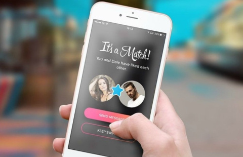 Un/a usuario/a de Tinder hace 'match' en la aplicación.