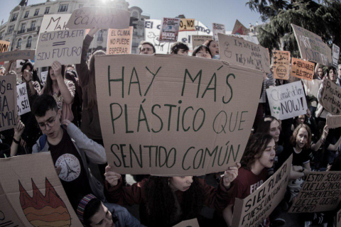 Sentada por el clima frente al Congreso organizada por Fridays For Future Madrid. Foto #404 Comunicación Popular