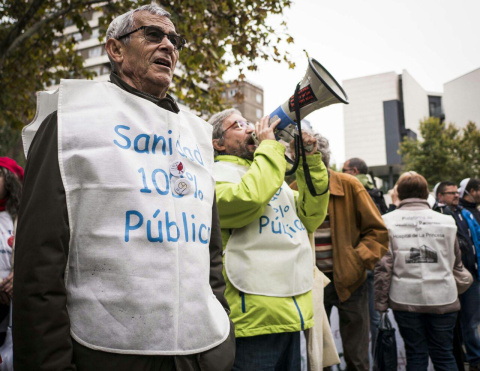 Trabajadores de la sanidad pública en la concentración #StopQuirón 22 de octubre. Foto Fran Villalba / #404 Comunicación Popular Trabajadores de la sanidad pública en la concentración #StopQuirón 22 de octubre. Foto Fran Villalba / #404 Comunicación Popular