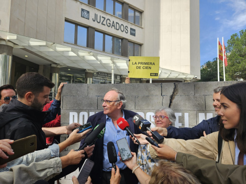  Julio Pacheco Yepes atiende a los medios, después de declarar ante el juzgado de Instrucción número 50 por su querella. e 15 de septiembre de 2023. Imagen de La Comuna.