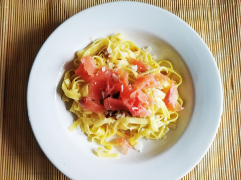 Plato final de la pasta fresca con salmón ahumado. Pato Confinado. plato de pasta fresca con salmon ahumado