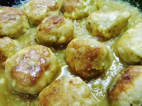 Albóndigas de rape y gambas en salsa de azafrán. Pato Confinado. Receta albóndigas de pescado
