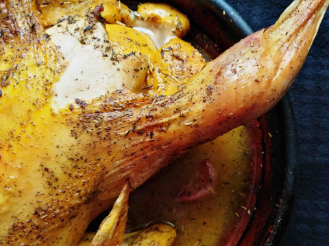 Pollo al horno con su salsa. Pollo asado al horno