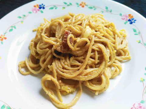 Espaguetis con la salsa carbonara original receta con huevo