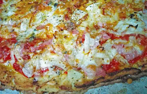 Pizza hecha de masa de coliflor. Pato Confinado. Pizza con base de coliflor