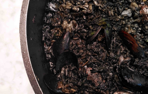 Arroz negro con sepia. Pato Confinado. arroz negro con sepia