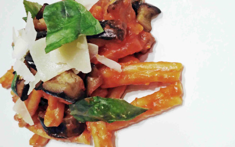 Fusilli caserecci a la norma. Pato Confinado. fusilli caserecci a la norma