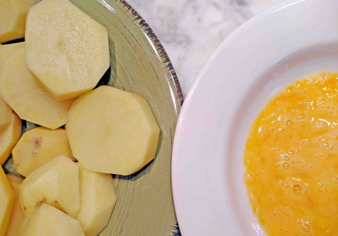 Patatas y huevo batido para receta de patatas a la importancia. Pato Confinado. Patatas y huevo batido para receta de patatas a la importancia.
