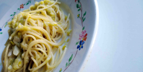 Espaguetis a la carbonara de puerros. Pato confinado. Espaguetis a la carbonara de puerros.
