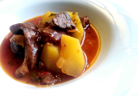 Patatas guisadas con níscalos. 