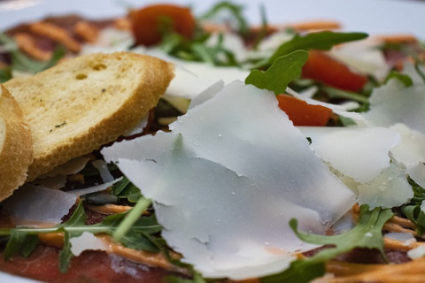 Parmesano en carpaccio de ternera.