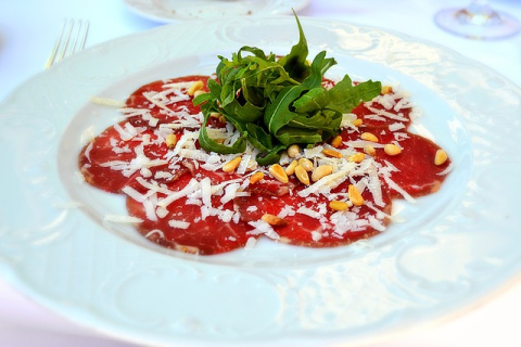 Carpaccio de ternera con rúcula, parmesano y piñones. Sabine Hüttner en Pixabay. Carpaccio de ternera.