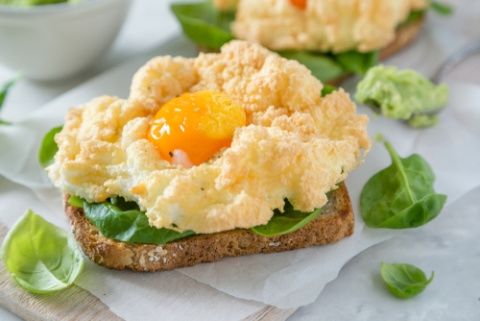 Huevos nube o huevos soufflé.