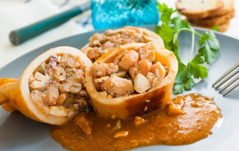Calamares rellenos de gamba con salsa de almendras. Calamares rellenos de gamba y huevos.