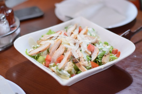 Ensalada César. ExplorerBob en Pixabay. Ensalada César.