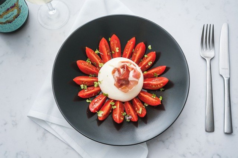 Ensalada de burrata con tomate y jamón. Mironilicious en Pixabay. Ensalada de burrata.