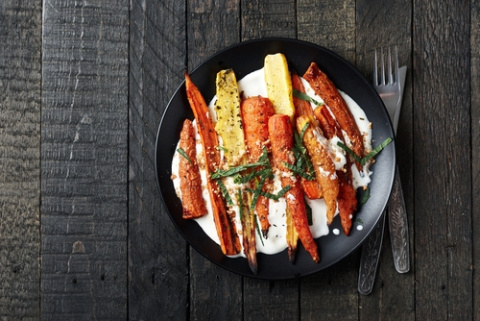 Zanahorias asadas sobre salsa de yogur de hierbas. Zanahorias asadas sobre salsa de yogur de hierbas.